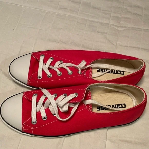 Size 7 Women’s Red Converse Low-Tops - Picture 3 of 7
